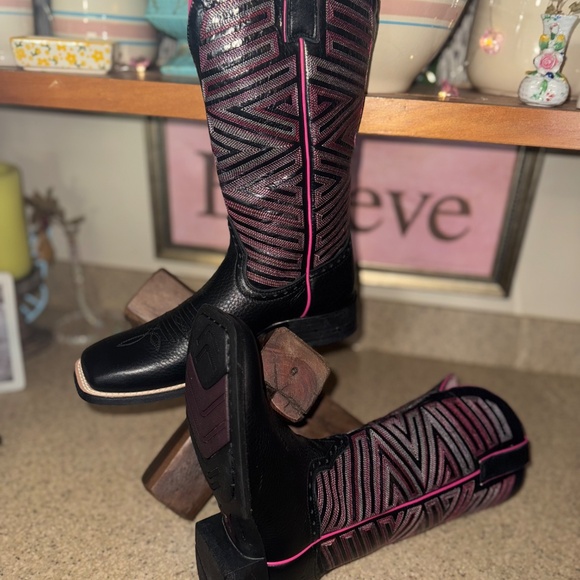 Ariat Black Cowgirl Boots. Size 8 Excellent condition! - Picture 3 of 10